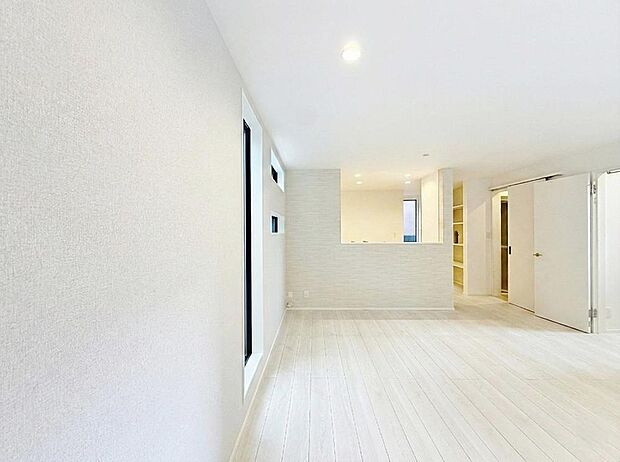 〜光溢れる憩いの場〜 白を基調とした明るい室内空間。家具のレイアウトもしやすい整形なリビングは、大きな窓から差し込む陽光が、家族の団らんを温かく包み込みます。