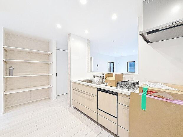 〜効率的な動線設計〜必要な時にサッと取り出せる大容量の収納スペース。整理整頓がしやすく、毎日の家事効率が向上します。奥様に嬉しい工夫が凝らされた機能的な設計です。