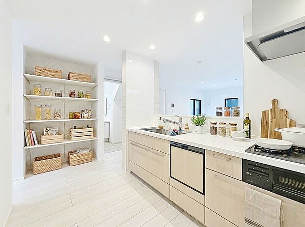 リビング全体を見渡せる対面キッチン。食洗機付です(現況の写真にCGによる画像処理がされております。家具・小物等はイメージです)。