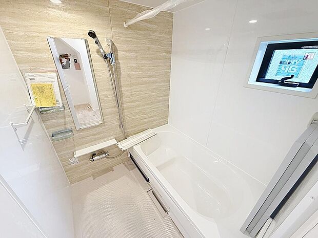 〜潤いと寛ぎ〜ユニットバスはもちろん1坪タイプのゆったりサイズで、採光換気用小窓も付いて、オートバスで浴室乾燥暖房機も付いておりますので、冬場でも浴室をポカポカにしてから入浴できます。