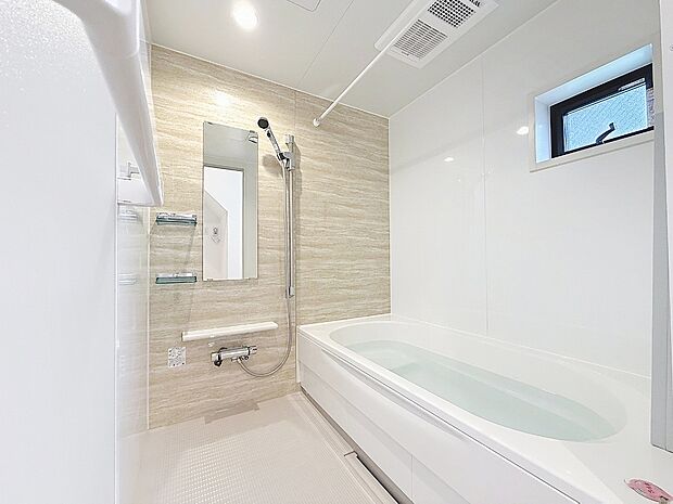 ~潤いと寛ぎ~ユニットバスはもちろん1坪タイプのゆったりサイズで、採光換気用小窓も付いて、オートバスで浴室乾燥暖房機も付いておりますので、冬場でも浴室をポカポカにしてから入浴できます。