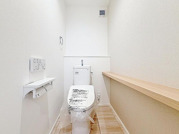 1階と2階のそれぞれに独立したトイレを完備しました 。忙しい朝の準備時間も重なることなく、家族全員がスムーズに、そして快適に毎日を過ごせる動線設計です。