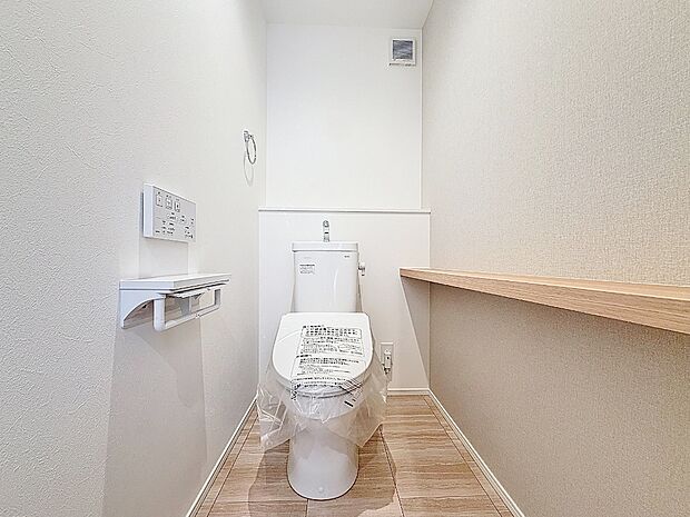 1階と2階のそれぞれに独立したトイレを完備しました 。忙しい朝の準備時間も重なることなく、家族全員がスムーズに、そして快適に毎日を過ごせる動線設計です。