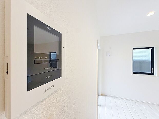 モニター付きインターホン。訪問者が確認でき、お子様がお留守番の時も安心です。