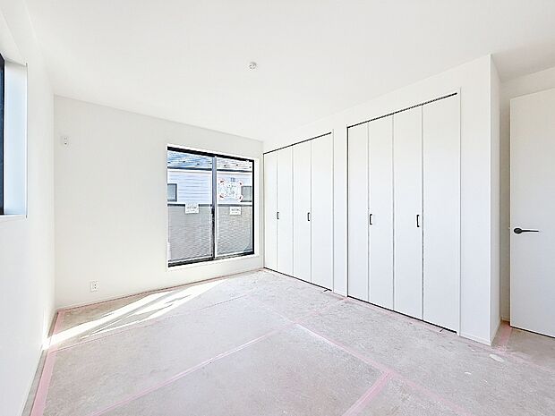 洋室7.6帖。バルコニーに面した明るいお部屋。ダブルクローゼット付です。