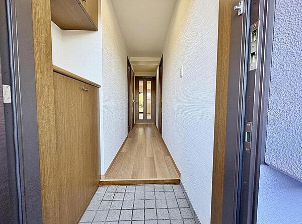 陽光が差し込む明るい玄関は、家族の毎日を優しく迎えます。大容量の収納で、ベビーカーやお子様の遊び道具もすっきり片付き、快適な空間を保てます。