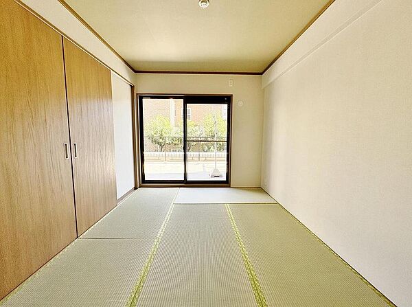 畳の温もりを感じる和室で、家族の笑顔が弾む毎日を。大きな窓から光が差し込み、お子様の成長を見守る空間に。