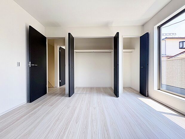 洋室7.7帖。バルコニーに面した明るいお部屋。