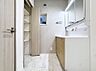 洗面：PowderRoom三面鏡タイプのワイドな洗面化粧台を採用し、キャビネット収納はぎっしり色々な物を収納でき下部収納もございます。シャワーヘッドタイプを採用しておりますのでお掃除など楽々できます。