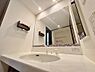 洗面：「Bathroom vanity」大型洗面化粧台、収納も豊富で、脇におけるスペースがあり朝の忙しい時でも準備がはかどります。