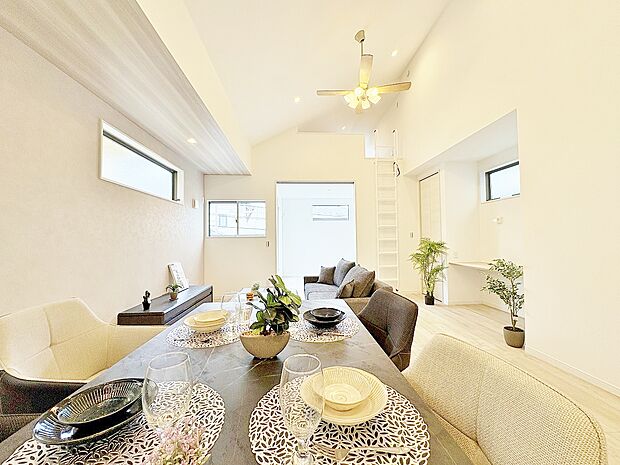 家族の暮らしに思いを馳せて、日常のワンシーンを表現したリビングダイニング。※家具はディスプレイ用