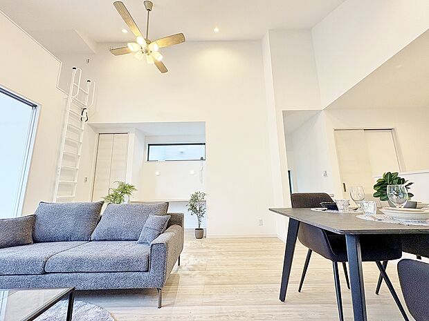 リビングも広く設け、訪れる人々を暖かく迎えてくれます。※家具はディスプレイ用