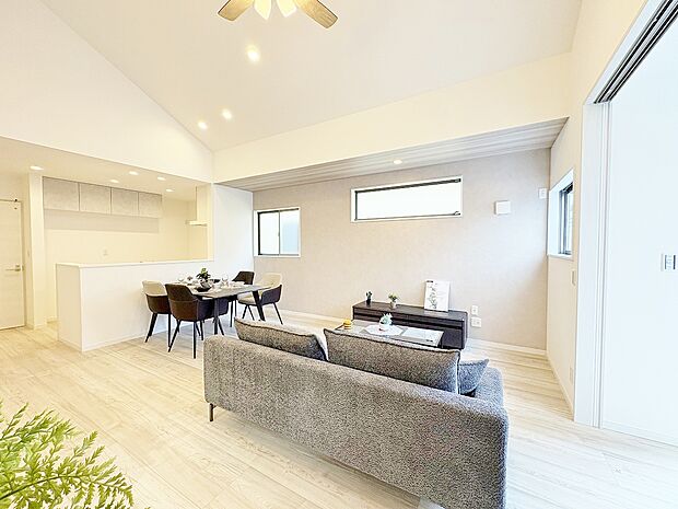 広いLDKでは家族が集まり一緒の時間がすごせる工夫がされております。※家具はディスプレイ用