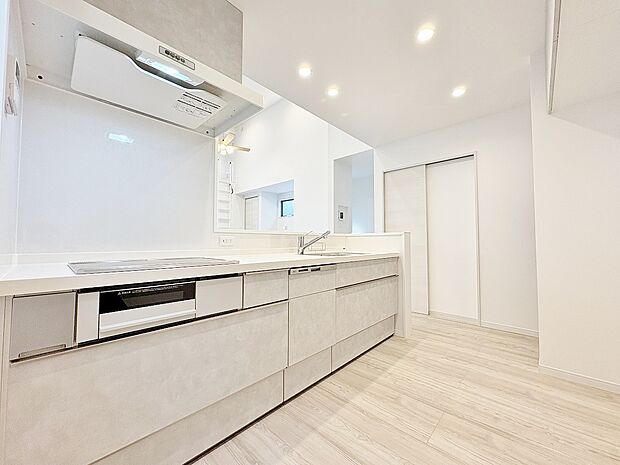 皆が集まるLDKを見ながら振るう料理は、愛情と温もりが詰まった素敵なモノになりそうですね。