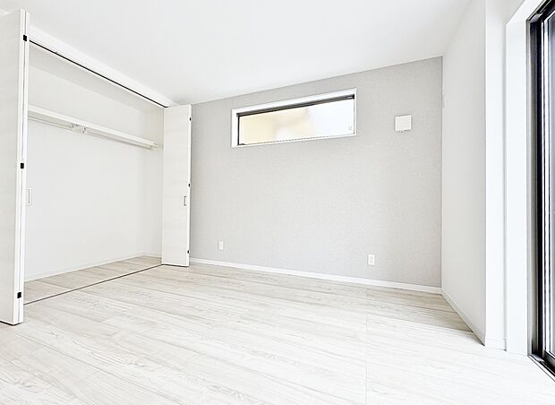 壁紙と床材が見事に調和したお部屋