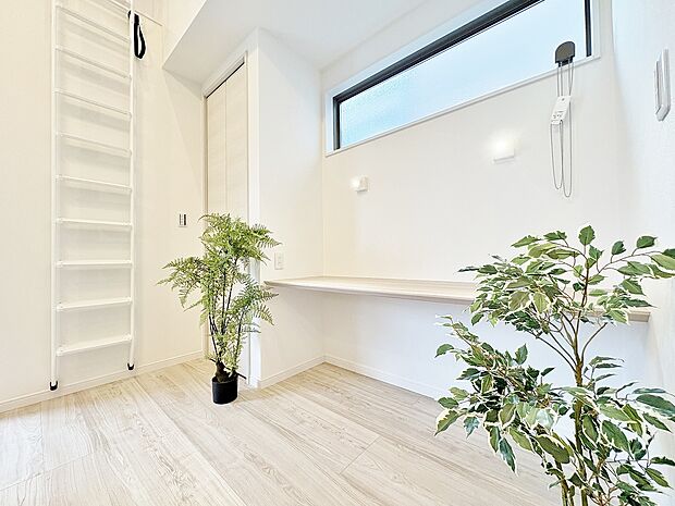 このスペースはスタディカウンターとクロークを採用