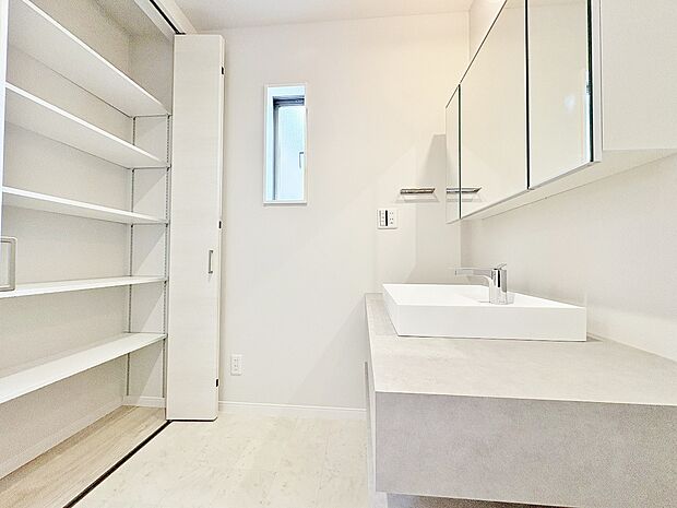 朝の慌ただしい時間でも十分なスペースで余裕とゆとりを感じて頂けます。