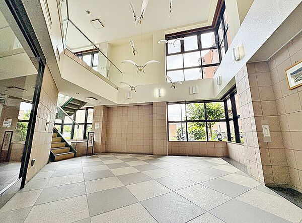 小学校＆中学校近く、通学安心。買い物便利。