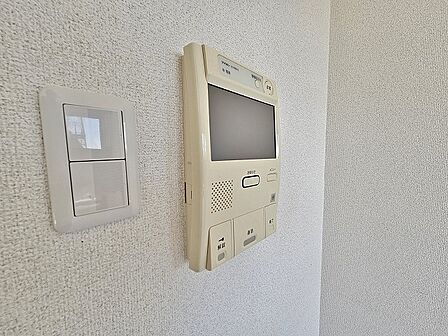 モニター付きインターホン。訪問者が確認でき、お子様がお留守番の時も安心です。