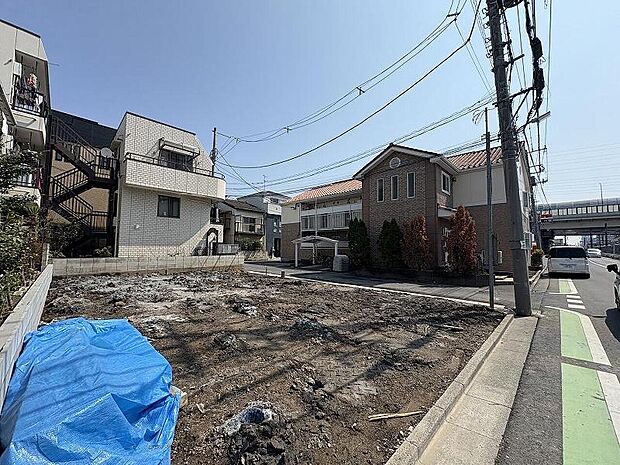 閑静な分譲地に佇む、高級感漂う住宅。毎日家に帰るのが楽しみな住まい。つい誰かを招きたくなる住まい。そんなお家がここにあります。全体外観(2026年3月下旬撮影)