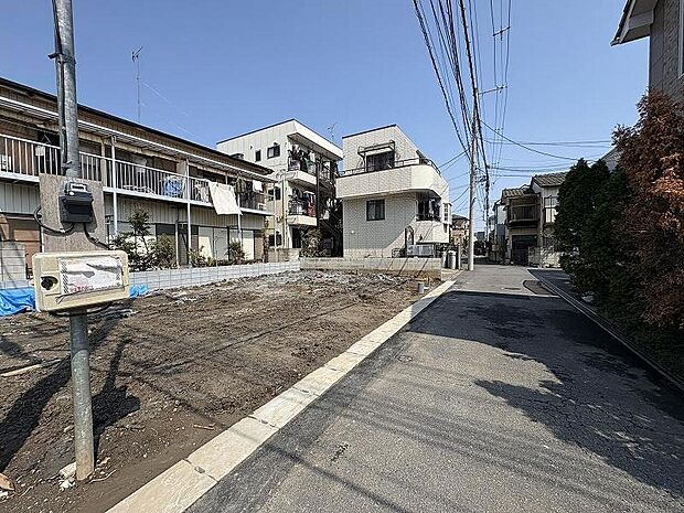 自然色の外壁や綺麗に整えられているエクステリアに目を引きます。家の建物自体がしっかりとした構造で、安心と耐久性が感じられます。