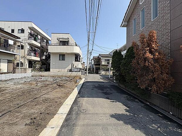 外観の色合いや素材の選定が絶妙であり、周囲のバランスが取れており、心惹かれるような魅力がございます。また綺麗に整えられた庭や外部の装飾も、住まいの品位と気品を高めています。