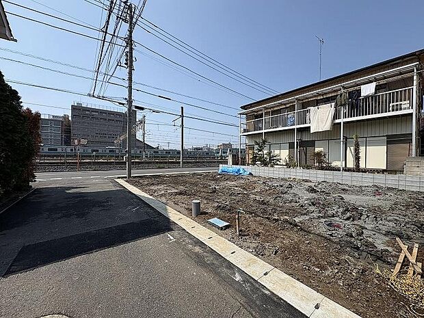 自然色の外壁や綺麗に整えられているエクステリアに目を引きます。家の建物自体がしっかりとした構造で、安心と耐久性が感じられます。人々は通り過ぎるたびに、家の魅力に引かれ心躍る気持ちになります。