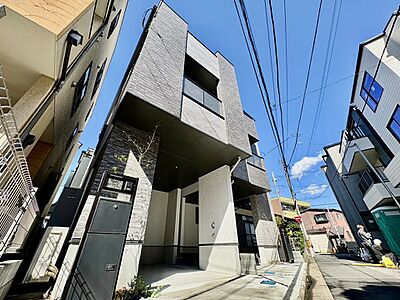 外観：スタイリッシュな外観デザインが印象的な新築戸建て。街並みに調和しつつ存在感のある佇まいが魅力です。帰宅するたびに気分が高まる住まいで日々の生活をより豊かに。駐車スペースも確保されており使い勝手の良さも