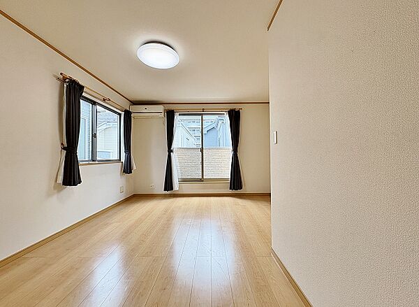 「2階洋室9帖」主寝室として利用できる明るいお部屋です。朝陽が差し込み目覚めも爽やかで心地良い一日の始まりを。