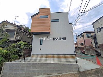 外観：南東ｘ南西の角地で陽当り良好。開放感有。3ＬＤＫ＆カースペース。