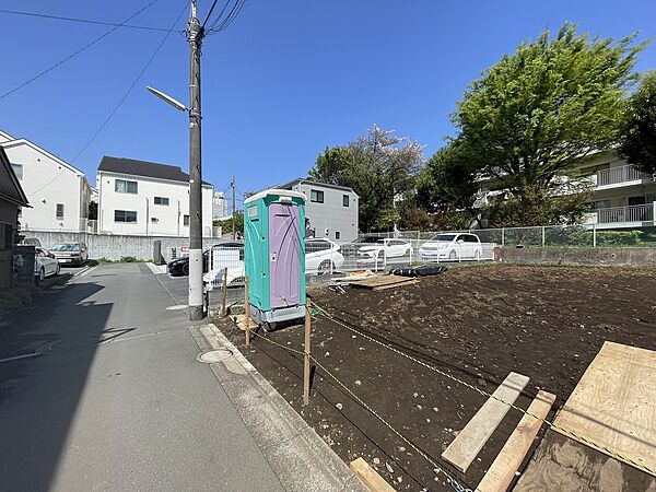 南側4ｍ位置指定道路に5.65ｍ面し陽当良好。北側には区有通路で通風良好。
