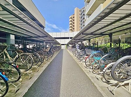駐輪場は1台1台きれいにとめられております。きれな状態が保たれているのは管理が行き届いている証拠ですね。空き状況はお問い合わせください。