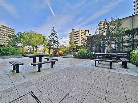 敷地内には遊具や椅子などもある公園のようなスペースがございます。敷地内なので、お子様も安心して遊ぶことができますね。