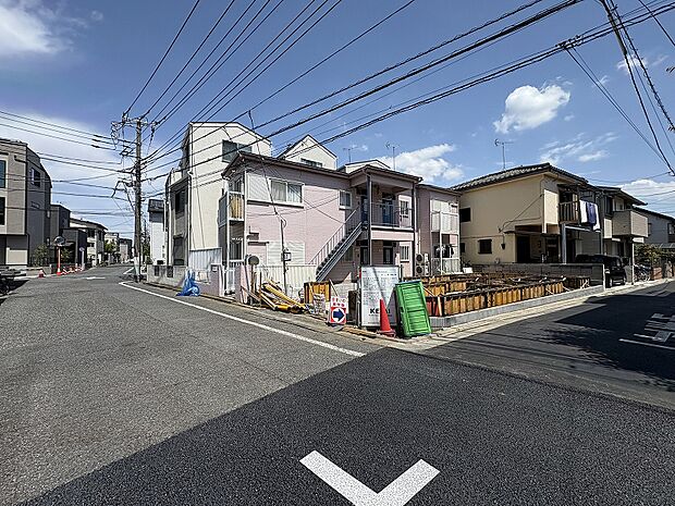 西側6ｍ公道＆南側4ｍ公道角地につき陽当・通風良好＆開放感あり。2026年4月下旬撮影
