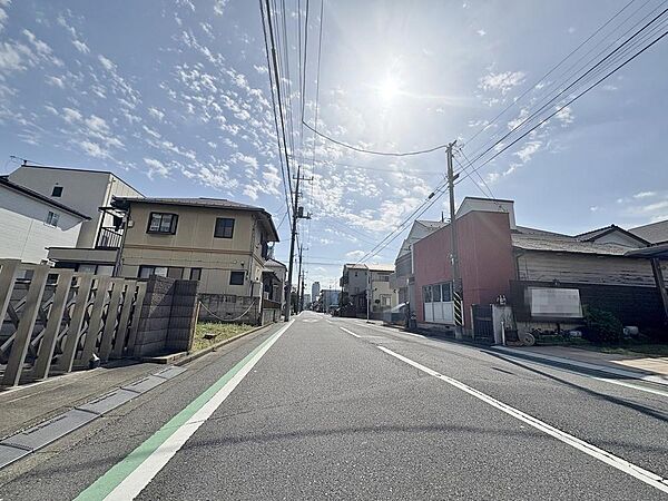 「公道8m」車通りも多くなく、お子さんのいらっしゃるご家庭でも安心ですね。