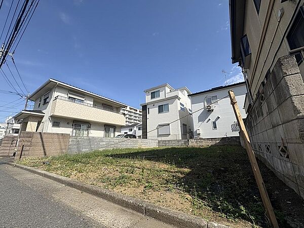 北西側から現地を撮影「落ち着いた邸宅のイメージがコンセプト」ゆとりと落ち着き、そして存在感。