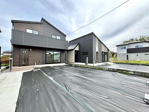 三郷市戸ヶ崎に誕生した90坪のゆとりある敷地。広々とした庭付きで開放感たっぷりの住まいです。2階建てと平屋建ての2棟からライフスタイルに合わせて選べる贅沢なプランです。