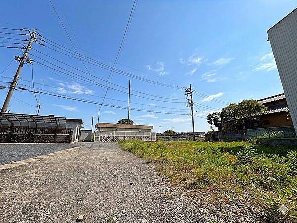 北東角地で開放感があります。