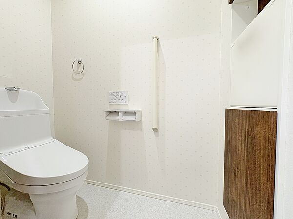 多機能トイレ、壁付けのパネルになりますので、操作もとってもしやすいです。