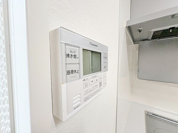 お風呂場と台所に操作リモコンがあり、キッチン近くにある給湯リモコンは、ボタン一つで簡単に沸かせ便利