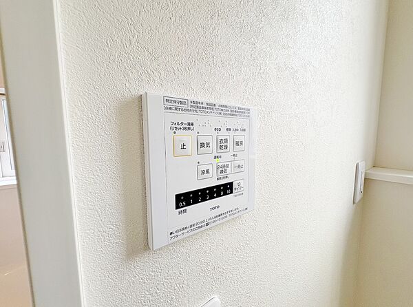便利な浴室暖房換気乾燥機です。衣服を干したり、寒い日はお風呂に入る前に暖めるなど、様々活用できます。