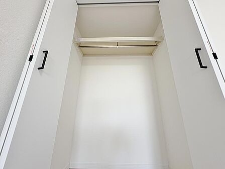 洋室に設けられた収納スペースは、ハンガーパイプで整理整頓がしやすい設計です。季節の衣類や家族の持ち物もたっぷり収まり、快適な暮らしをサポートします。