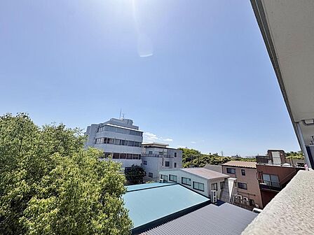 澄み渡る青空と遠くまで見渡せる開放的な眺望。休日の朝、バルコニーで家族と過ごす時間が、かけがえのない宝物になります。