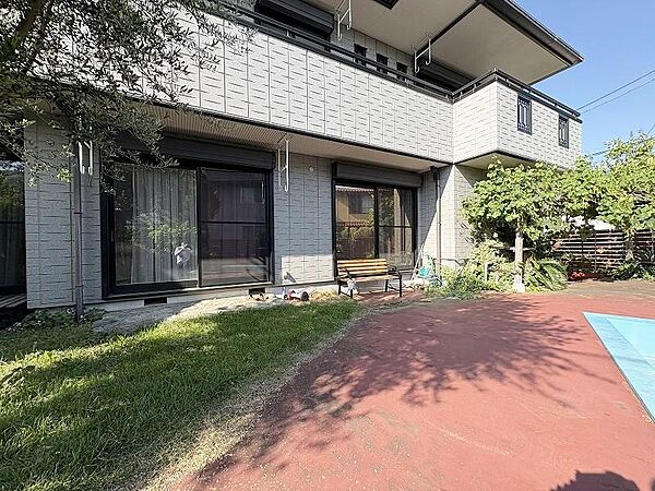 ナチュラルな風合いと快適な空間です。木のぬくもりが心地よく、屋外でリラックスや集まりを楽しめます。庭を一層魅力的に彩り、家の一部として自然と調和します。手入れも比較的簡単で、季節ごとの装飾や植物でアレ