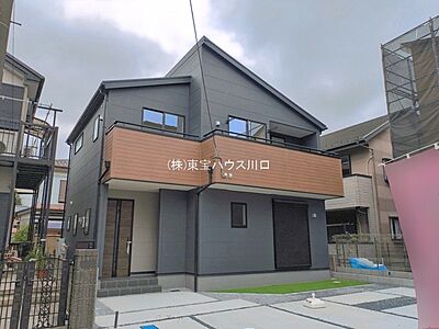外観:獨協大学前駅徒歩17分&新田駅徒歩16分。地下鉄も乗り入れて都心へのアクセス便利。ランドリールーム付きの動線に優れた広々間取り。ファミリークローク有り。南面広々で駐車3台可(車種により)。 外観:獨協大学前駅徒歩17分&新田駅徒歩16分。地下鉄も乗り入れて都心へのアクセス便利。ランドリールーム付きの動線に優れた広々間取り。ファミリークローク有り。南面広々で駐車3台可(車種により)。