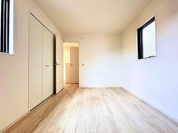 ～はじめての一人部屋～お子様が生活する居住空間は特に大切です。ホワイトを基調とした配色で各居室収納があり快適で清潔な空間に住まうことで落ち着く穏やかな生活が送れます。