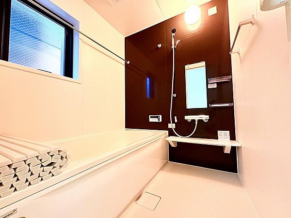 ～浴室乾燥機付きバスルーム～ホワイトを基調とした高級感あふれるバスルームがあなたの1日の疲れをしっかりと流してくれる事間違いなし。1日の終わりはやっぱりきれいな浴室で汚れも疲れも流したい。
