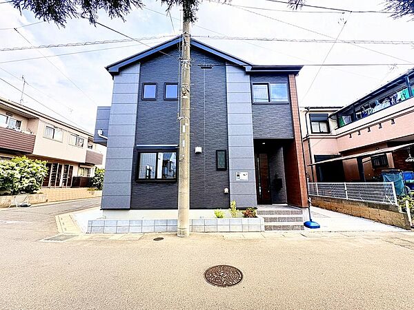 ～閑静な住宅街にたたずむ～品格漂う閑静な住宅街を象徴するコダテがここに誕生。街並・外観だけでなく家の中に脚を踏み入れても落ち着いた時間空間を演出する事ができます。