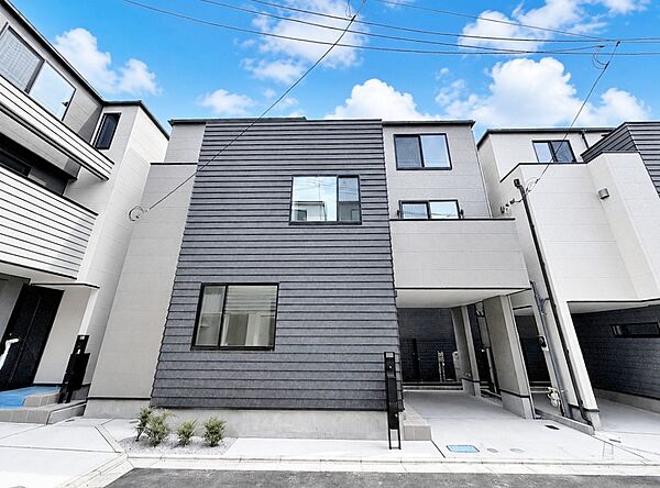 子育て世代に嬉しい住環境が広がる下落合。教育施設、公園、買い物施設が身近に揃い、家族みんなが笑顔で暮らせる新築戸建てです