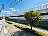 その他：青空が広がる開放的な眺望が魅力です。高架の向こうに広がる街並みは、日々の暮らしに彩りを添え、家族の会話も弾むことでしょう。